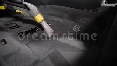 在汽车专业清洗过程中，洗车机在车内地毯上使用<strong>吸尘器</strong>